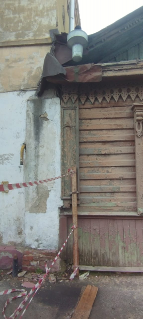 Жители дома на Карачевской улице в Орле остались на улице из-за демонтажа соседнего здания