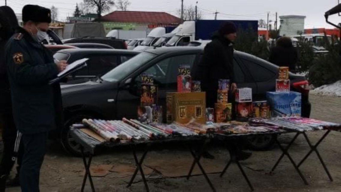 Сотрудники МЧС продолжают проверки орловских магазинов пиротехники