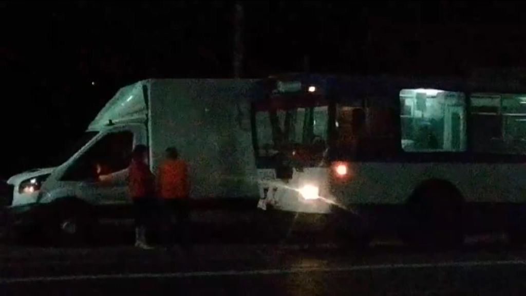 Женщина за рулем троллейбуса разбросала легковушки на автовокзале в Орле