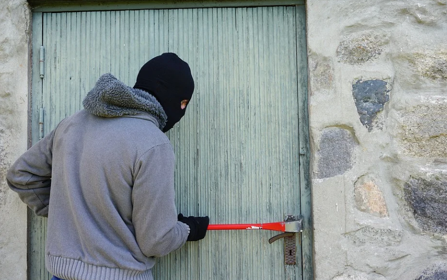 Орловчанка пробралась в чужой дом и украла оттуда алкоголь и продукты