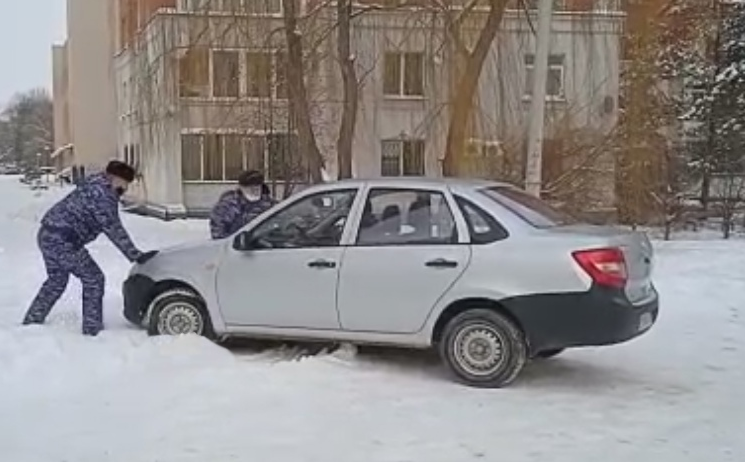Росгвардейцы помогли орловчанину выехать из снега