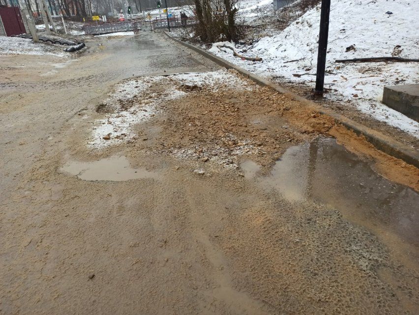 Благоустроенная территория перед входом в парк «Ботаника» в Орле находится в ужасном состоянии