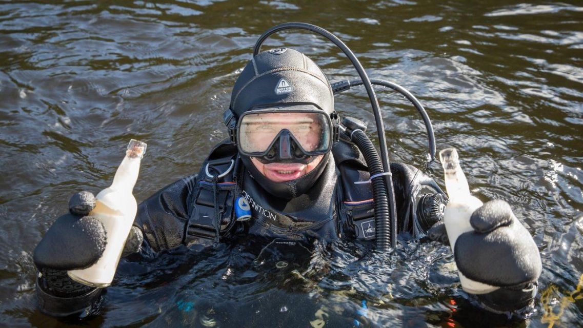 Орловские дайверы подняли со дна Ладожского озера молоко, которому почти 80 лет
