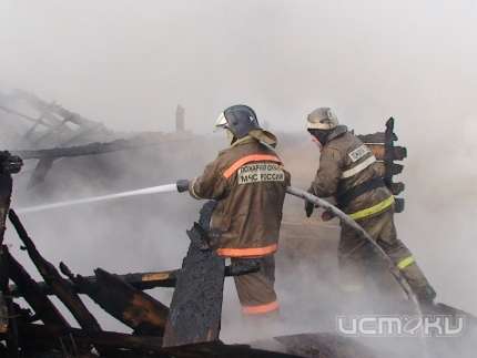 В Верховском районе в автосервисе случился пожар повышенной сложности
