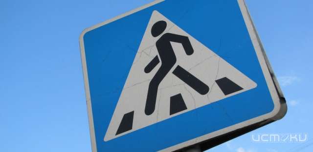 Водитель иномарки на пешеходном переходе сбил женщину