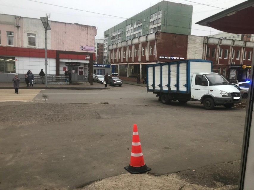 В Орле грузовик, сдавая назад, наехал на пешехода