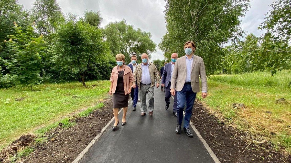 Школа, фонтан и дороги в Колпне: губернатор продолжает объезжать владения