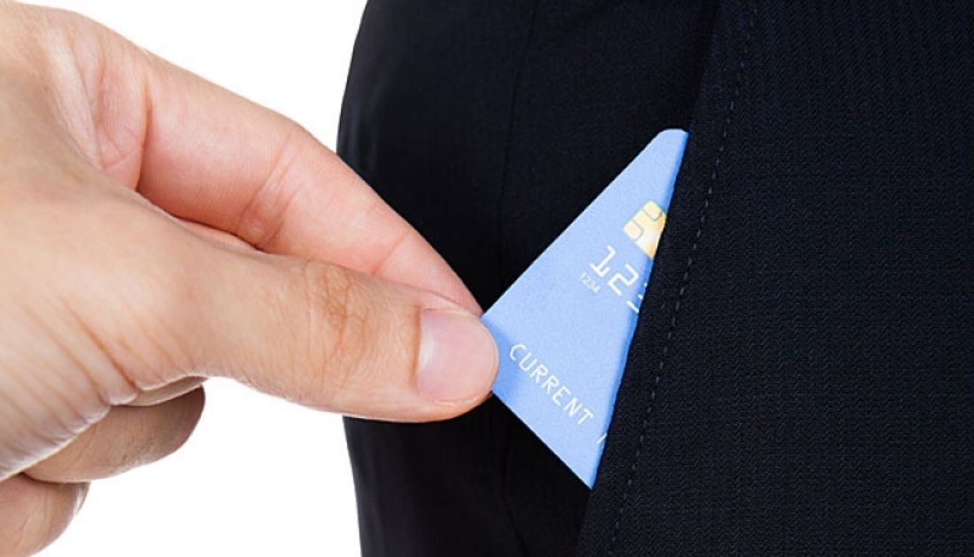 Знакомый гостил у болховчанина и украл у него карту, чтобы оплатить свои покупки в магазинах