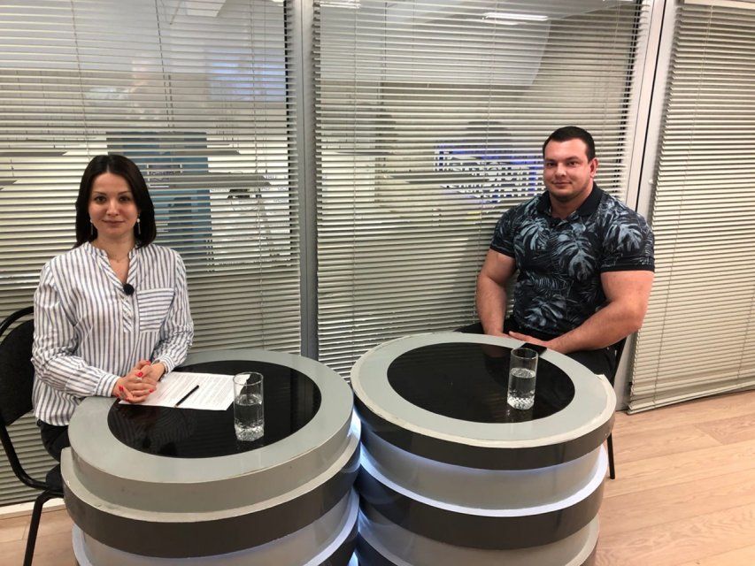 Завтра на телеканале "Истоки" смотрите программу "Интервью". ﻿На этот раз ее гостем стал орловский силач Евгений Чикунов