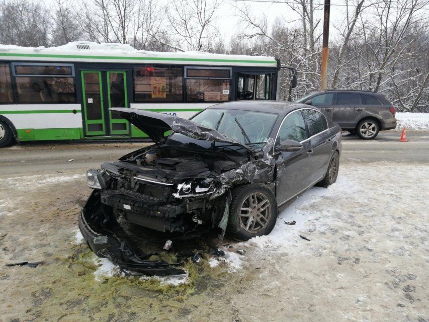 В Орле автобус попал в тройное ДТП