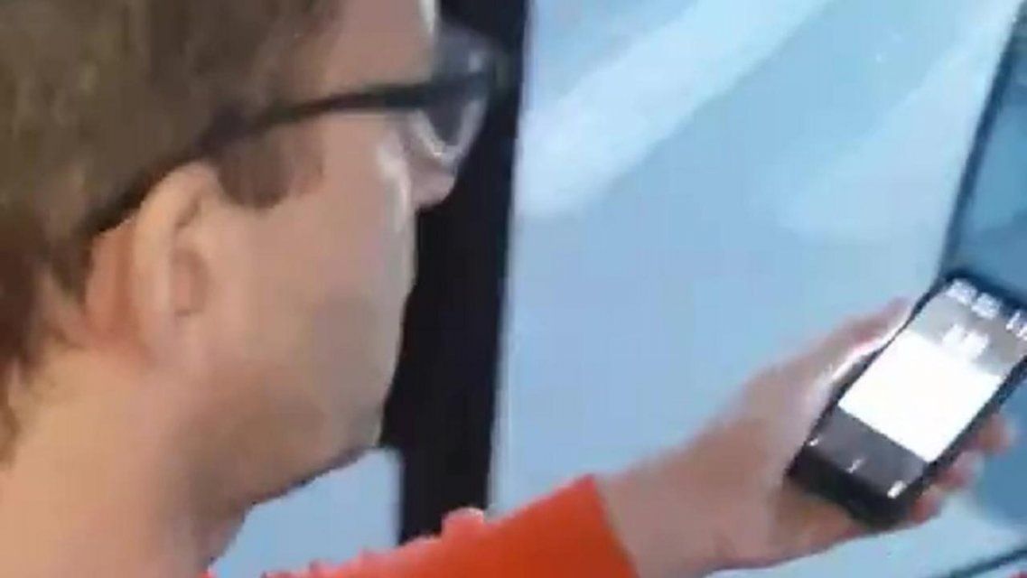 В Орле водитель маршрутки разговаривал по телефону всю дорогу от Лужков до рынка