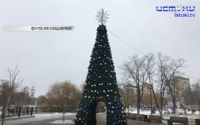 В Орле в детском парке появилась совершенно новая новогодняя ель - в ее основании есть сквозная арка