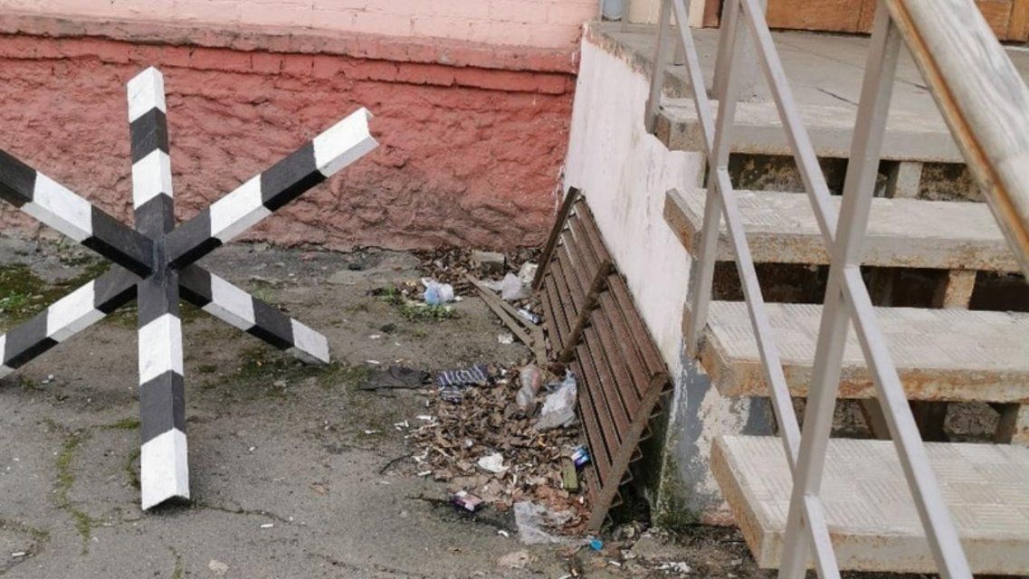 Орловчанин пожаловался на мусор возле отделения полиции