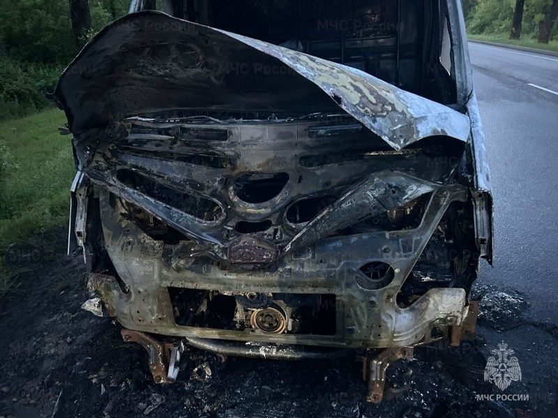 Грузовик вспыхнул на полном ходу на трассе под Орлом