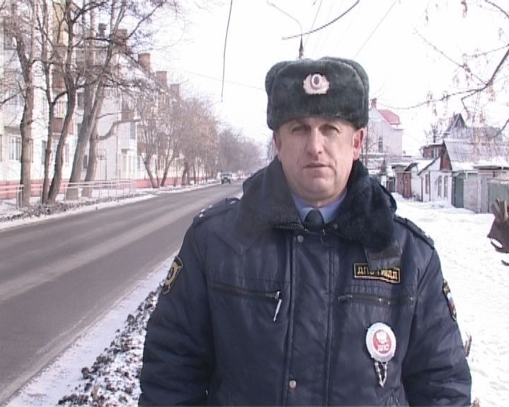 Одни из самых прекрасных и сильных мужчин позравляют женщин