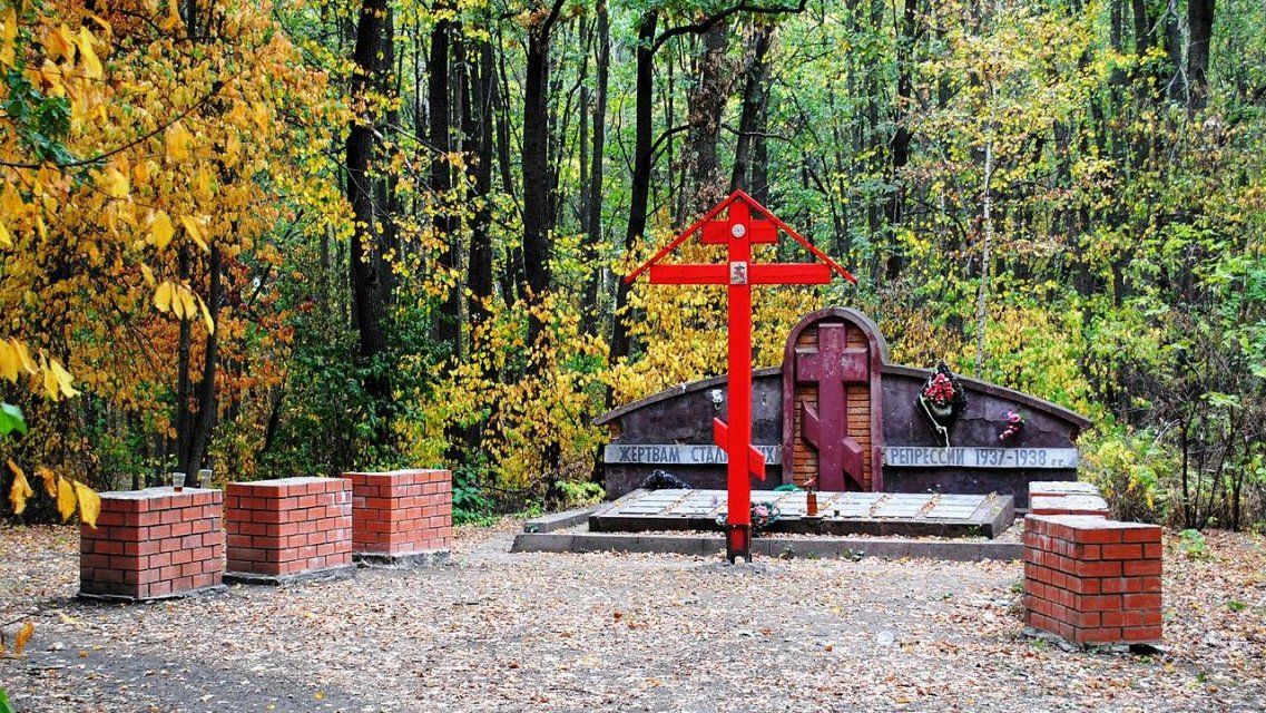 На Орловщине компания устроила оргию возле мемориала жертвам репрессий