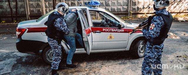 Сотрудники Росгвардии задержали орловчанина, разбившего входную дверь гипермаркета
