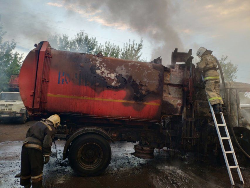 Рано утром в Орле тушили мусоровоз