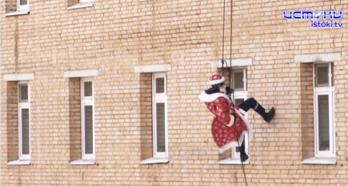 Новогодний десант из Дедов Морозов поздравил маленьких пациентов орловской детской больницы