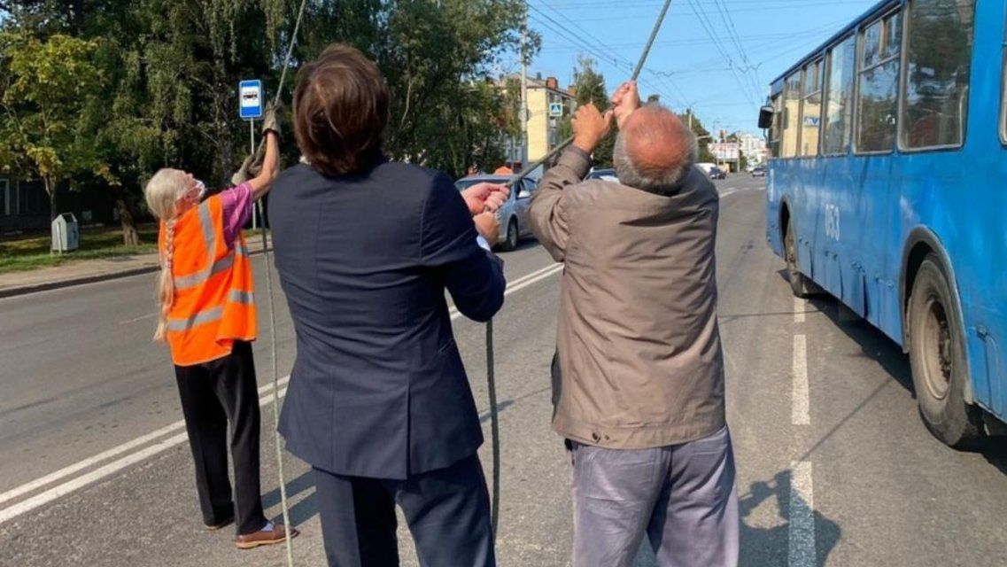 Отзывчивость или самопиар? Клычков укрощал в Орле троллейбусные провода