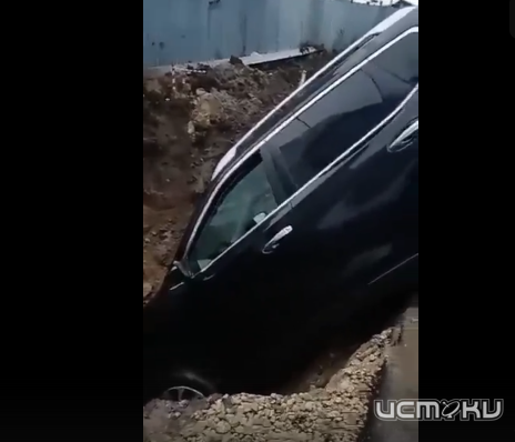 Глазами очевидцев: в Орле легковушка провалилась в яму