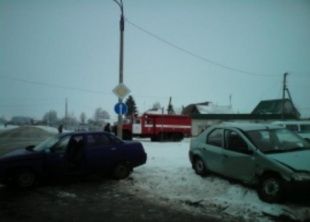  17 декабря,в поселке Хотынец столкнулись две легковушки.