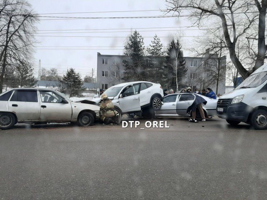 Глазами очевидцев: В Орле на останвоке "Гипсовый комбинат" легковушка "оседлала" другой автомобиль