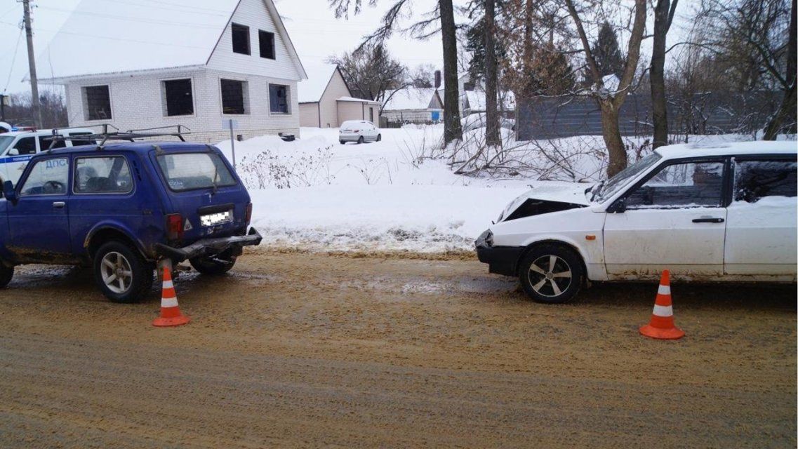 Догнал: под Орлом столкнулись два попутных ВАЗа