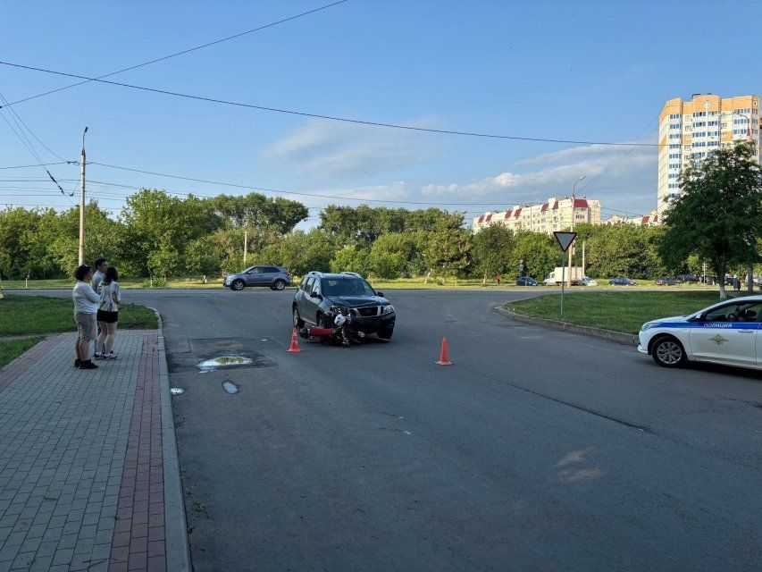 В Орле после столкновения с иномаркой госпитализирован юный питбайкер