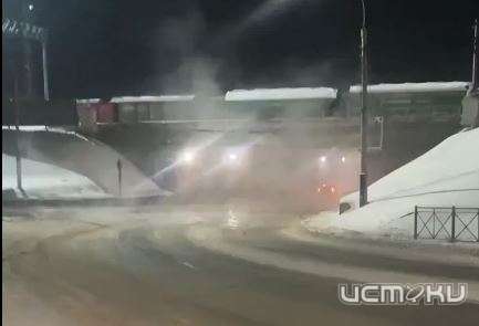 В Орле из-за прорыва теплотрассы залило горячей водой дорогу