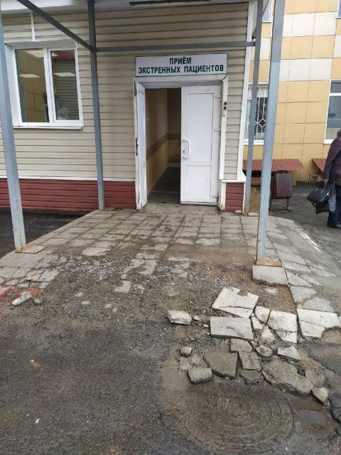Медики скорой помощи вынуждены закатывать пациентов в экстренный покой Орловской областной клинической больницы по разрушенным плиткам