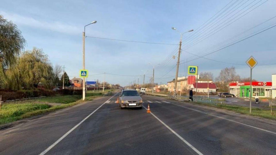 На Орловщине 15-летний подросток на зебре попал под машину