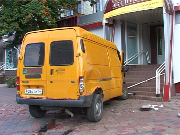 Три автомобиля и один магазин: от аварии пострадали все 
