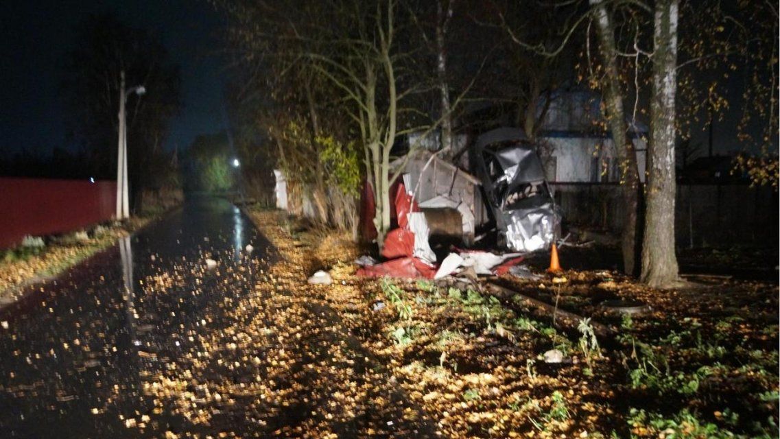 Под Орлом авто зависло в вертикальном положении, протаранив забор и сарай 