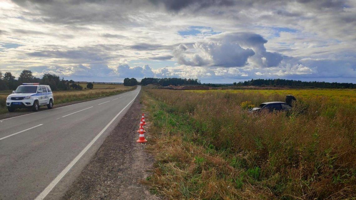 Водитель попал в больницу, перевернувшись на «Ладе» на подъезде к Орлу