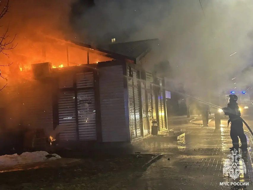 В Орле на улице Октябрьской горит торговый павильон — сотрудники МЧС ведут тушение