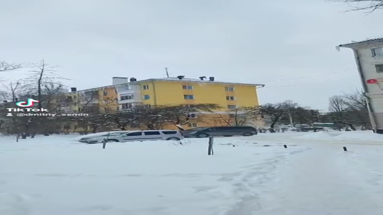 В Орле коммунальщики очищают крыши домов от снега, рискуя своей жизнью