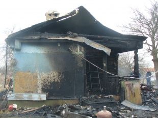 При пожаре в Урицком районе погибла женщина в результате неосторожного курения