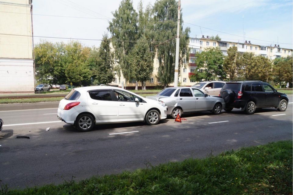 Молодая автомобилистка на «Фиате» устроила «паровозик» в Орле