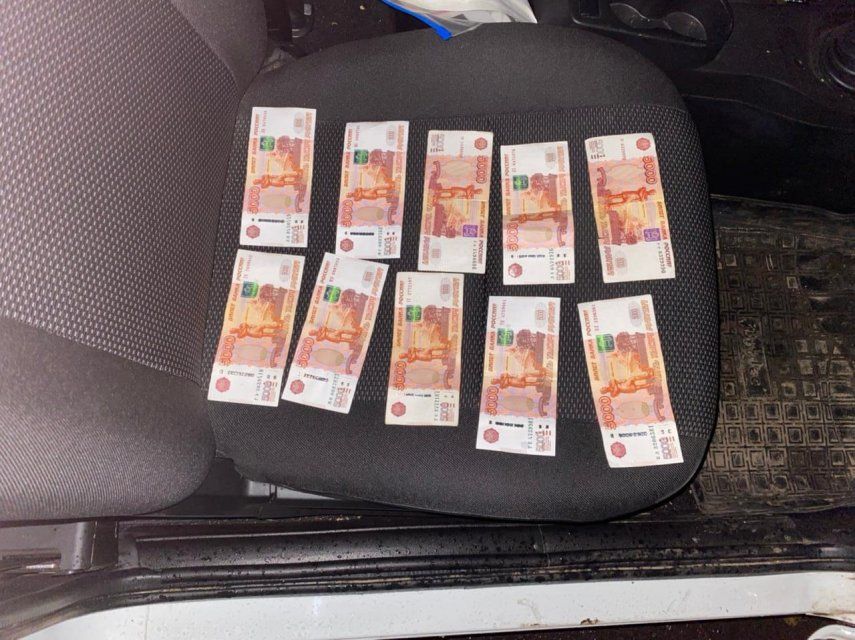 Житель Брянской области пытался дать взятку в 50 тыс. рублей орловскому правоохранителю