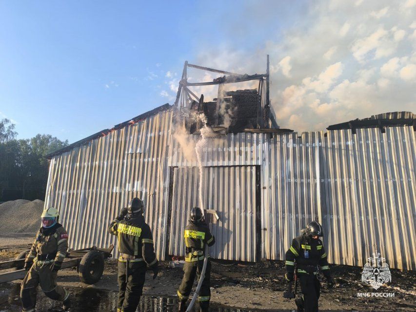 17 орловских спасателей тушили пожар в ангаре 