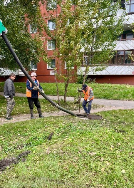 В Орле из ливневки достали 300 пластиковых бутылок