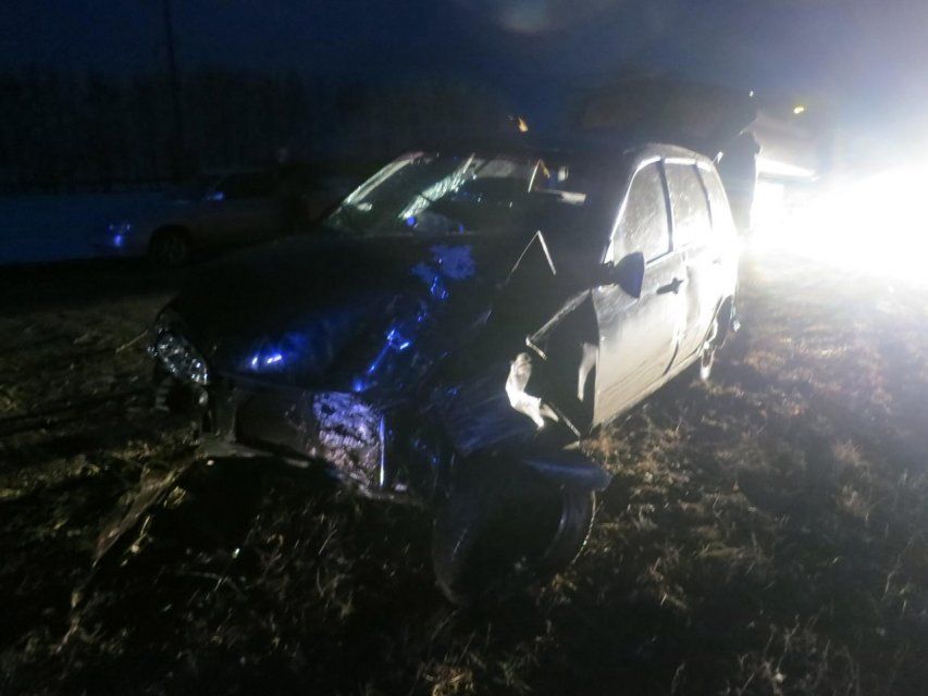 С орловской трассы в кювет улетела и врезалась в дерево «Лада Калина»