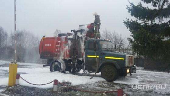 В Нарышкино тушили полыхавший мусоровоз 