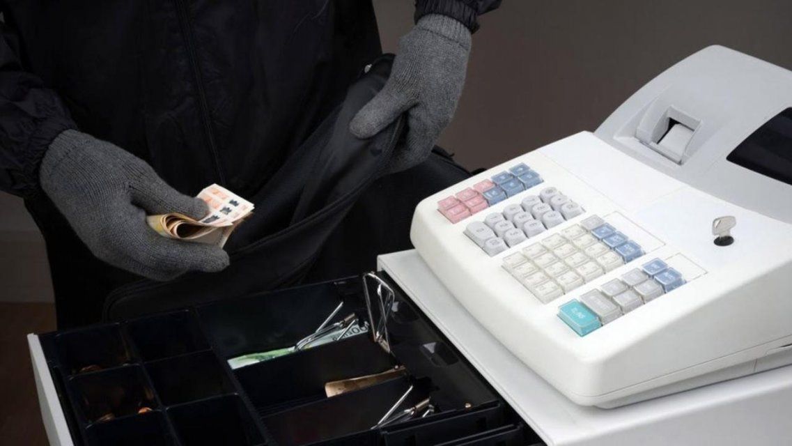 Амчанин избил продавщицу и забрал деньги из кассы магазина