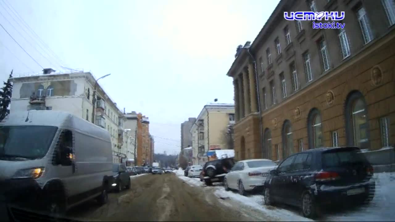 И снова не готовы. Выпавший снег убирать опять не спешат, зато добротно посыпают его песком