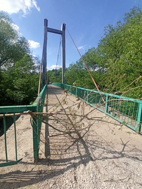 Рабочие покинули мост «Ботаника», который ведет к озеру «Светлая жизнь»