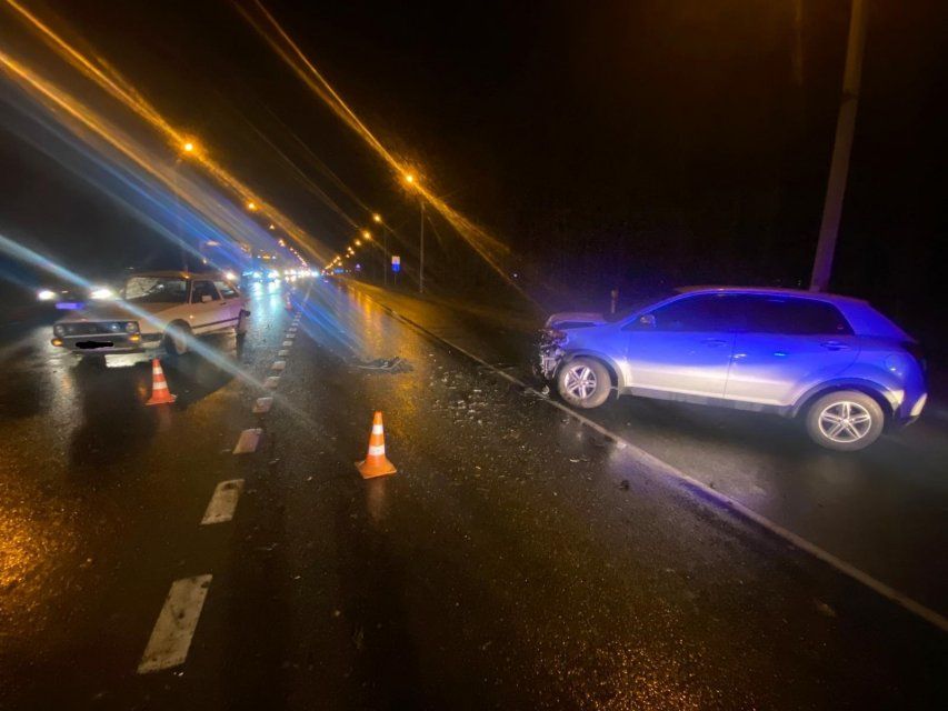 На орловской трассе не разъехались две иномарки. Пострадала женщина