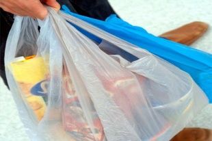 Двое мужчин похитили у амчанки продукты и деньги