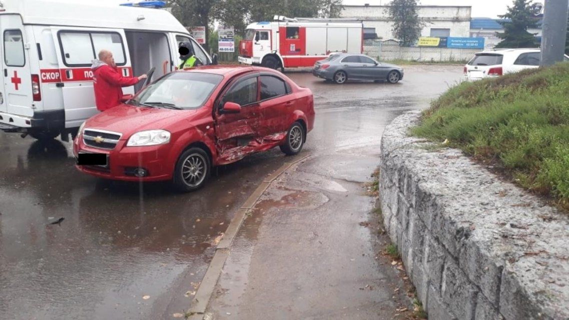 В дождливую погоду в Орле не сумели разъехаться «Лифан» и «Шевроле» 